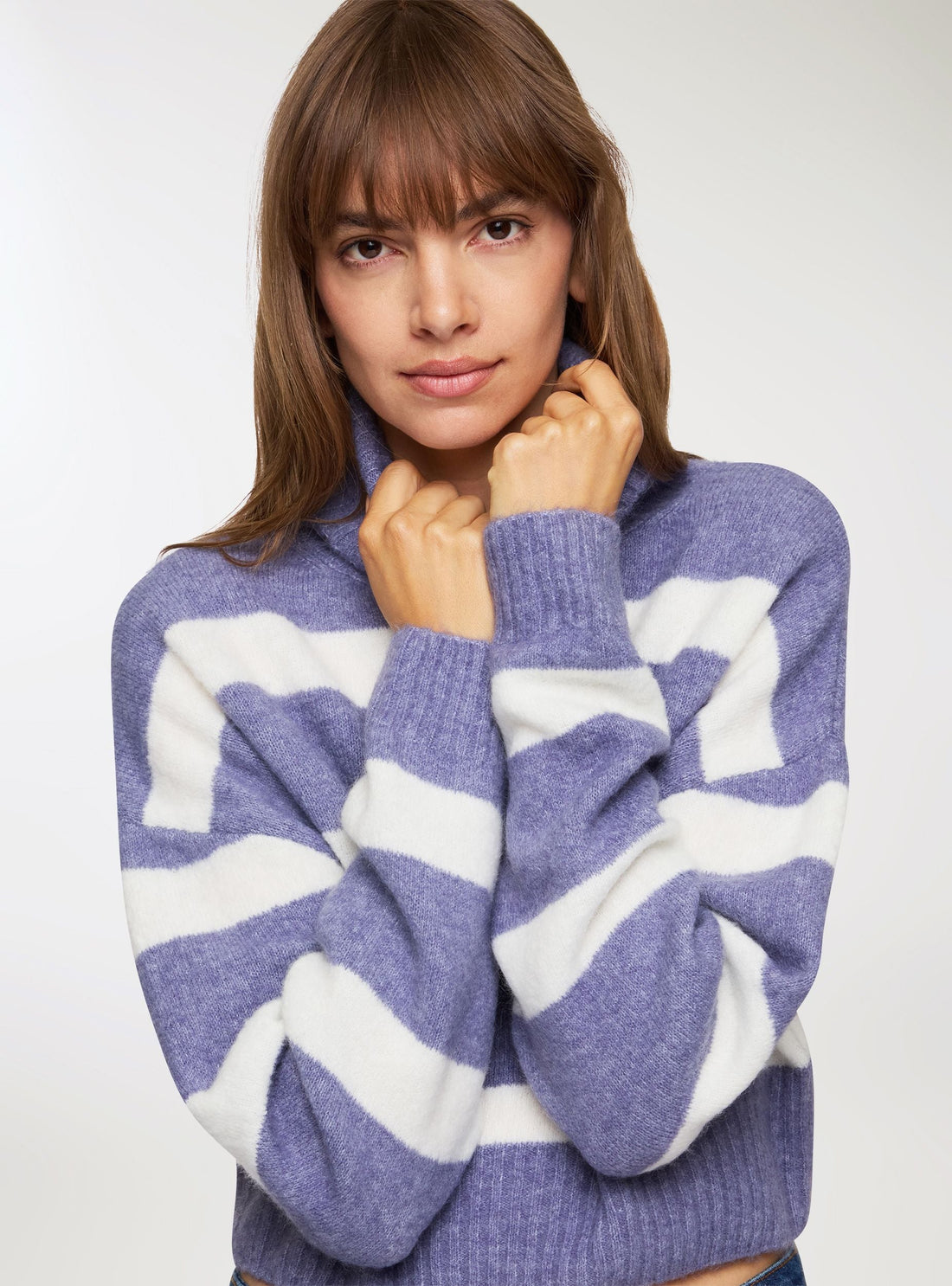 Maglia crop dolcevita a righe