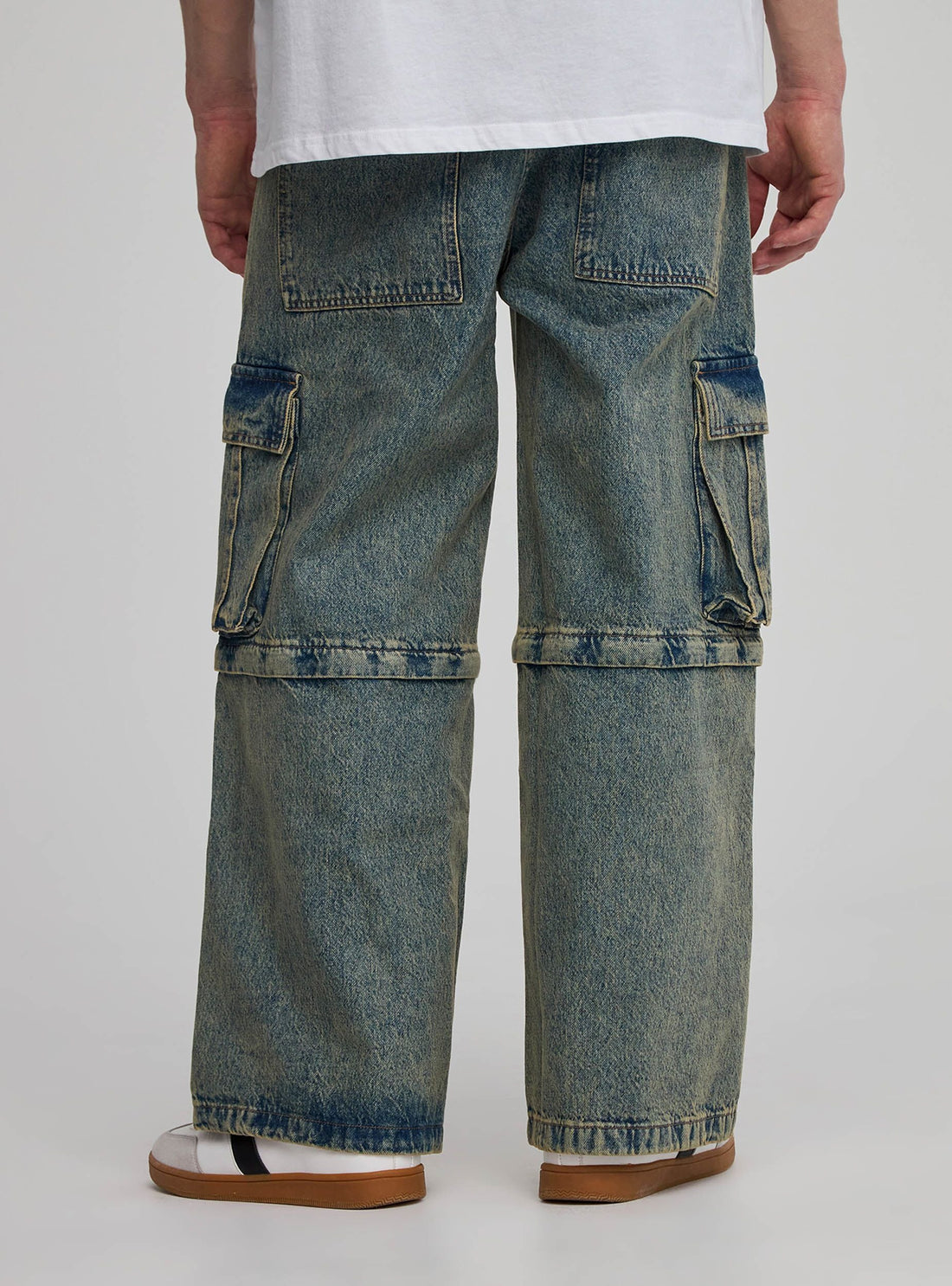 Jeans cargo effetto sabbiato