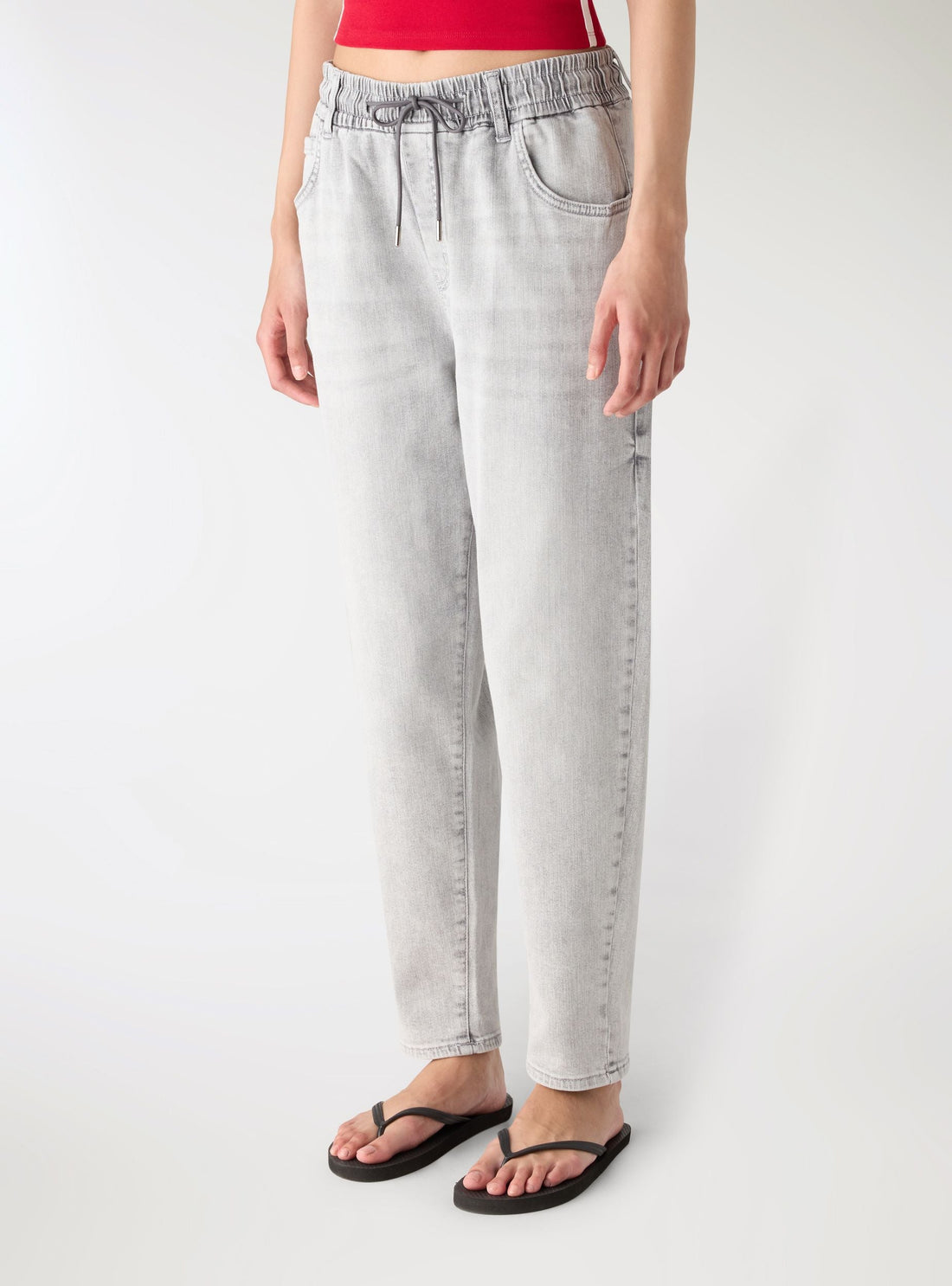 Jeans jogger con vita elasticizzata e coulisse