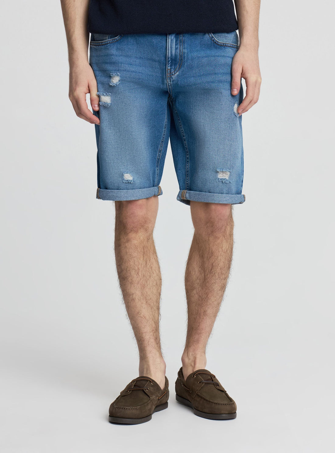 Pantaloncini jeans con strappi e risvolto
