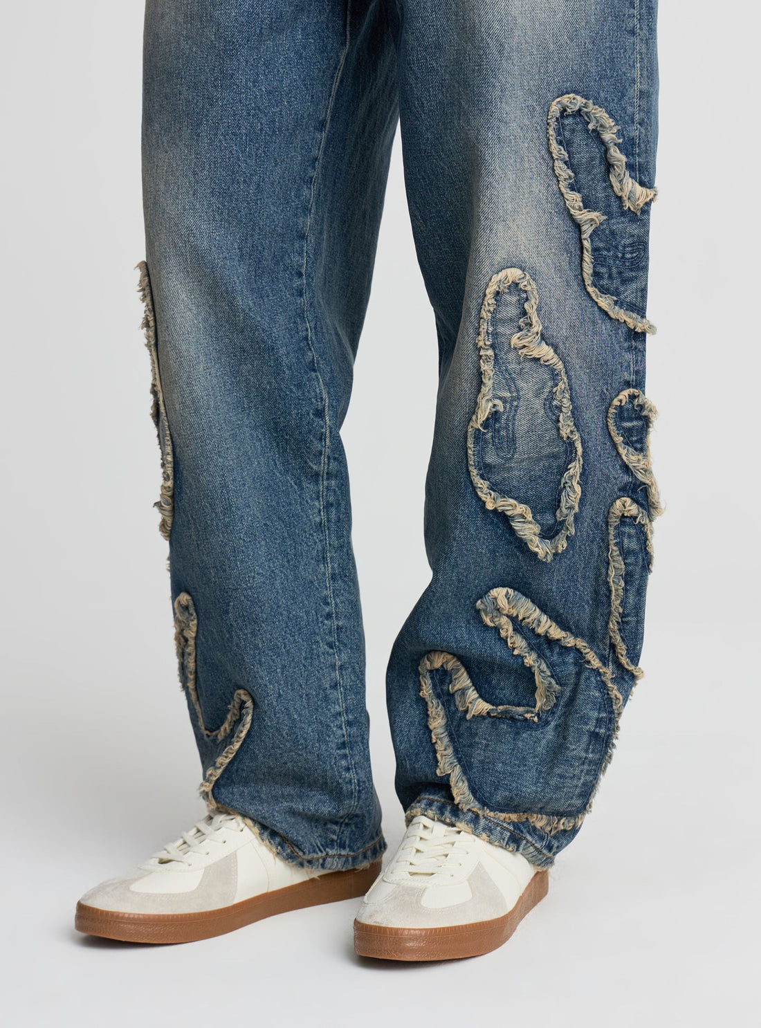 Jeans super baggy con patch e sfrangiature