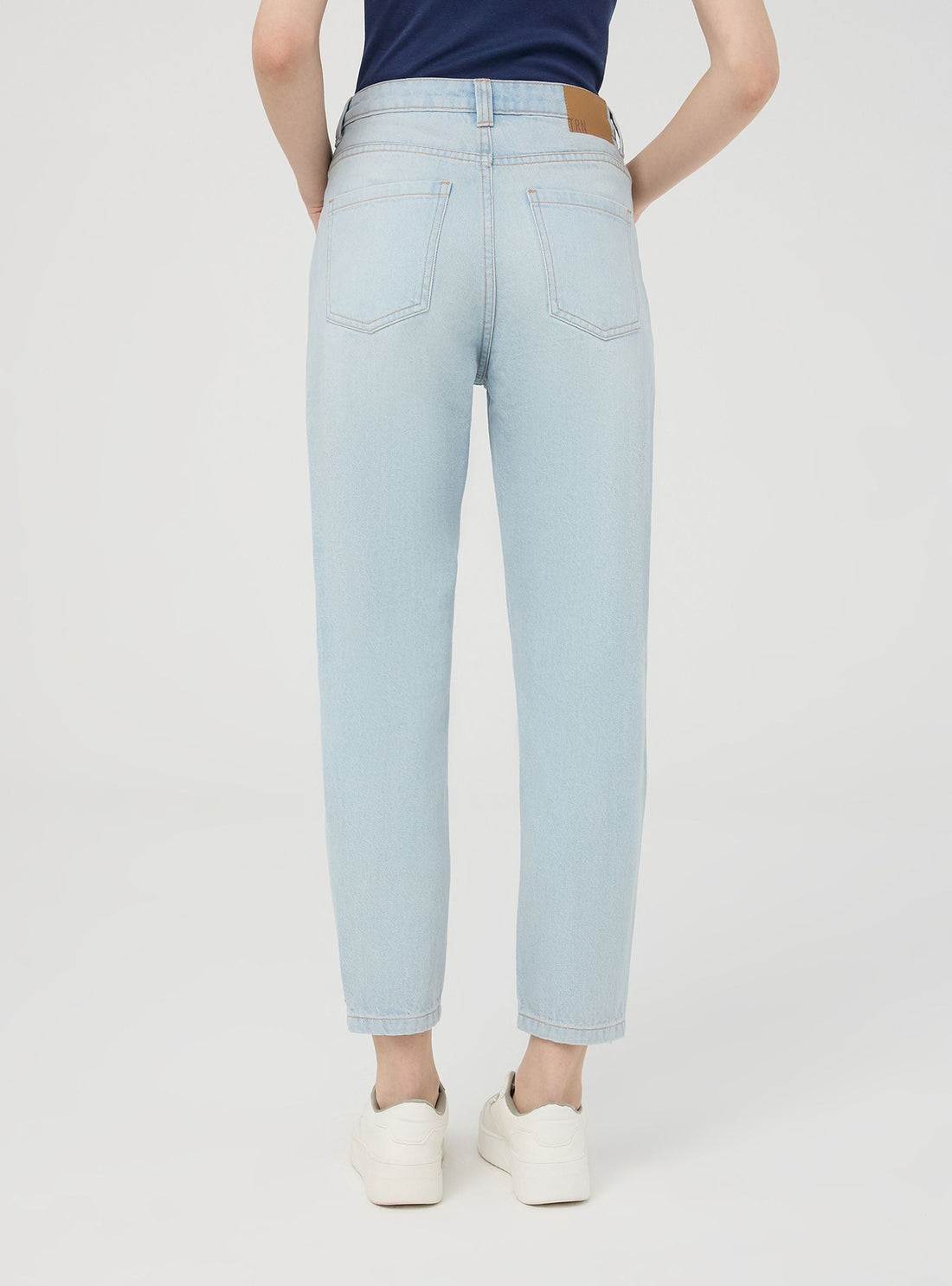 Jeans mom chiari con strappi