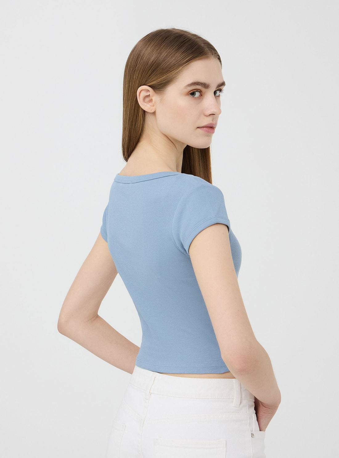 T-shirt crop tinta unita con scollo a v