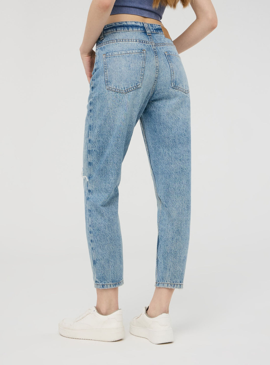 Jeans mom con strappi acid wash