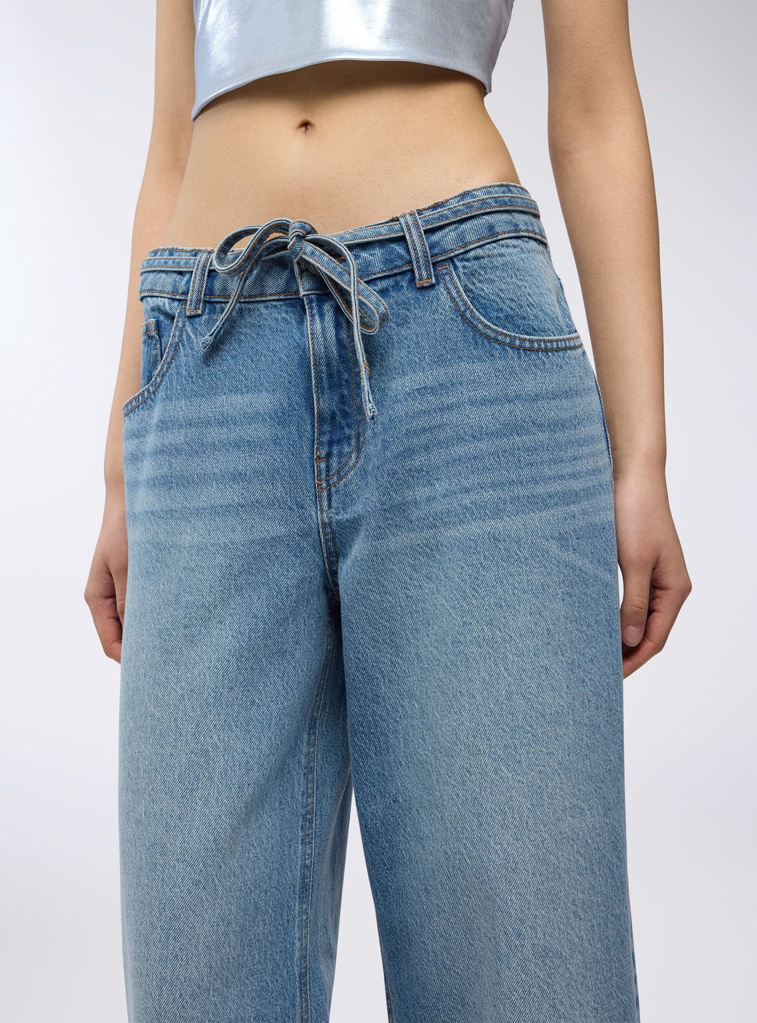 Jeans super wide leg con cintura