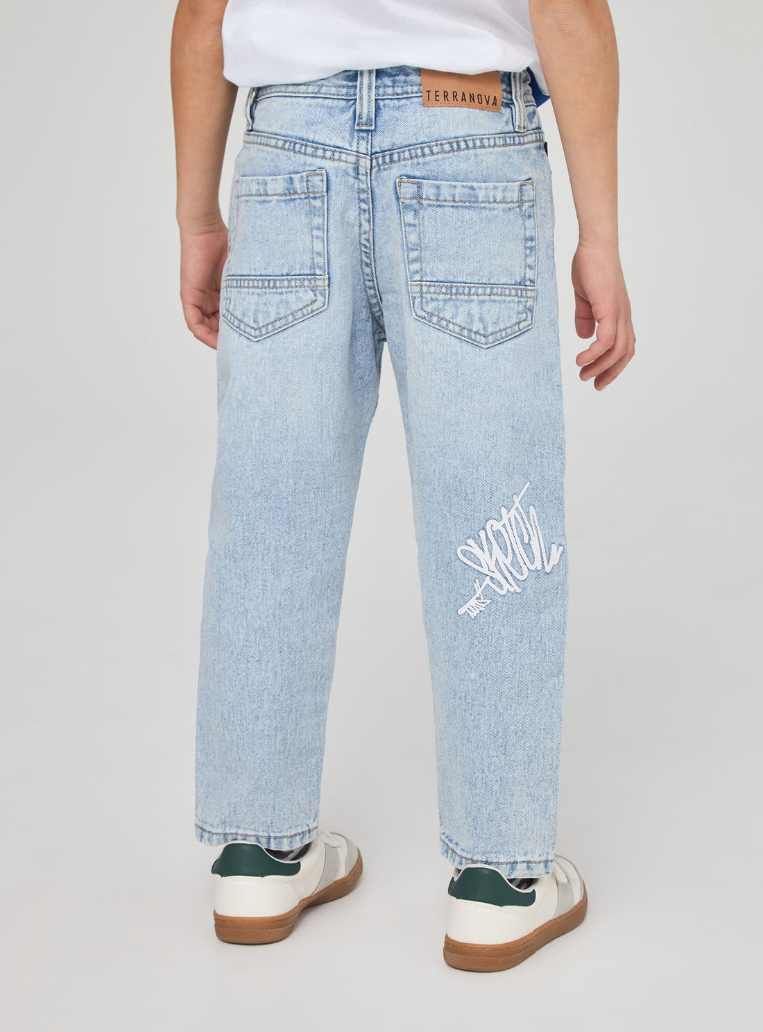 Jeans loose con strappi e scritte