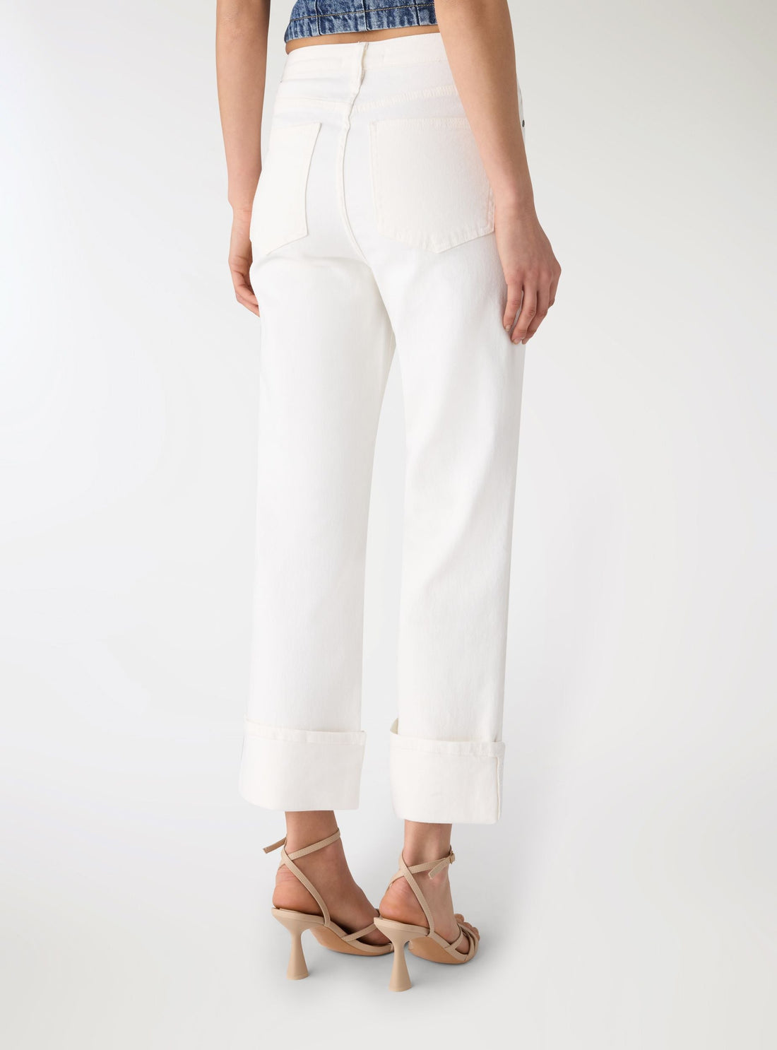 Jeans a tinta unita con risvolti e strass