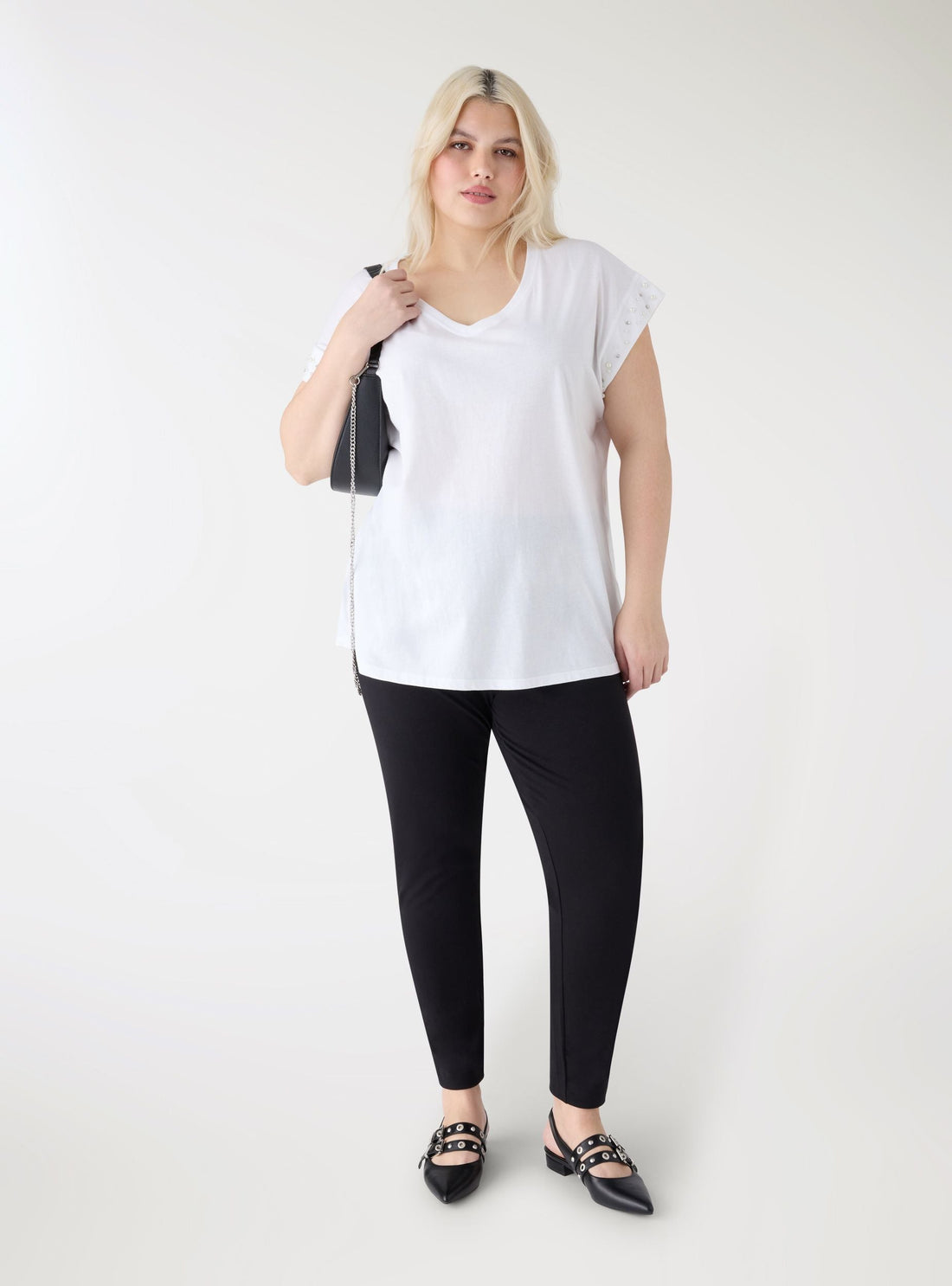 T-shirt con scollo a V e perle