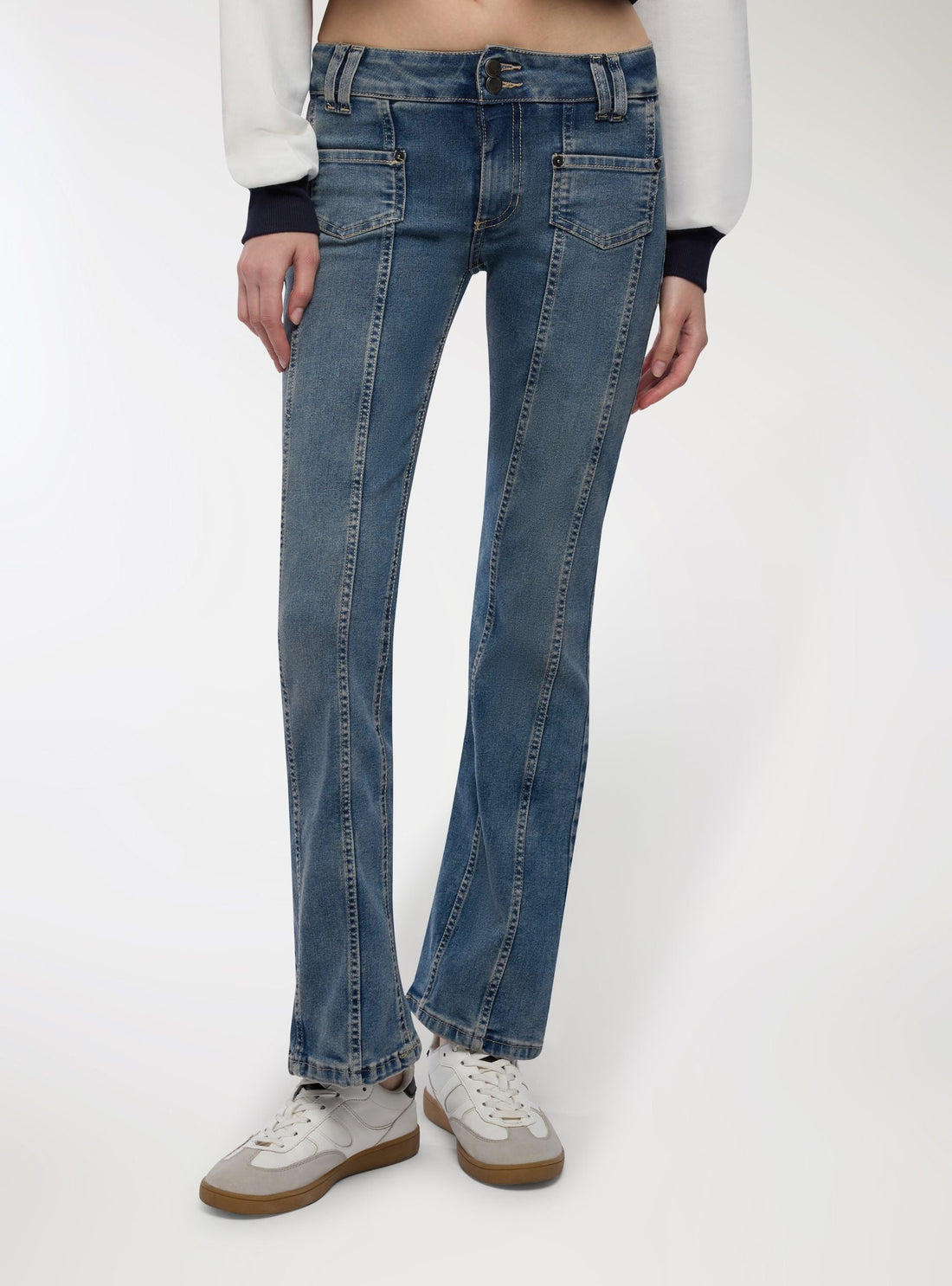 Jeans flare con tasche frontali