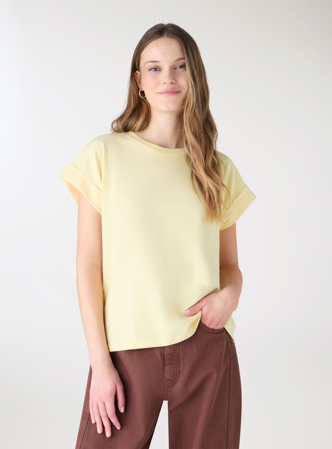 T-shirt a tinta unita con maniche risvoltate
