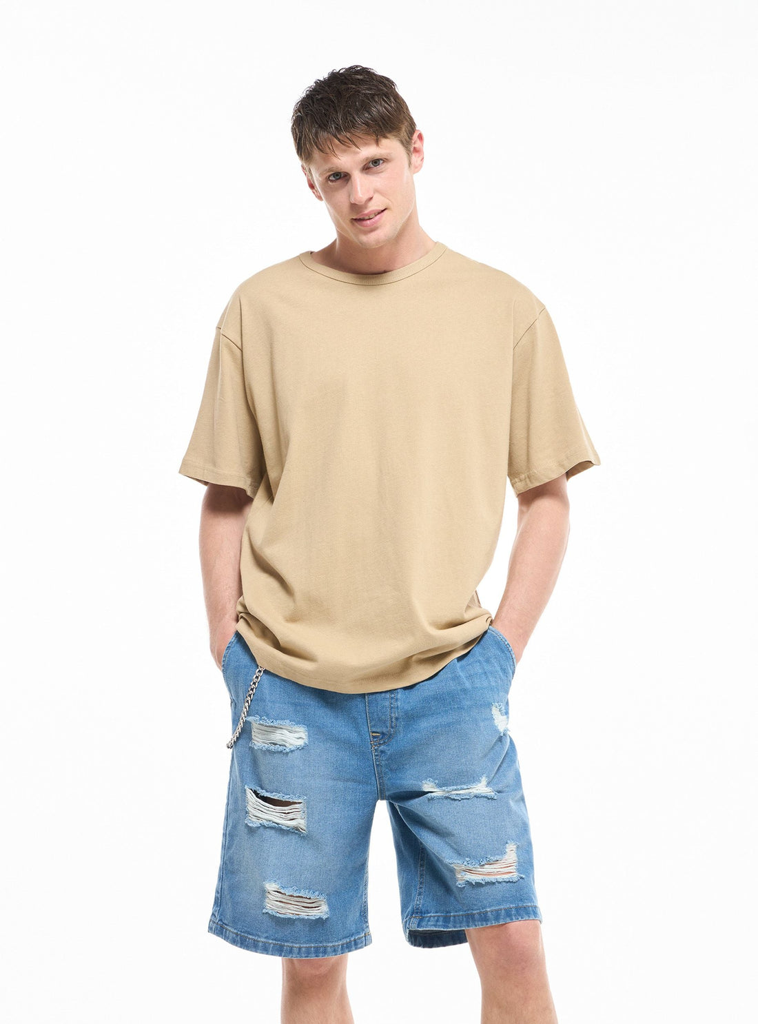 Pantaloncini jeans loose con strappi e catena