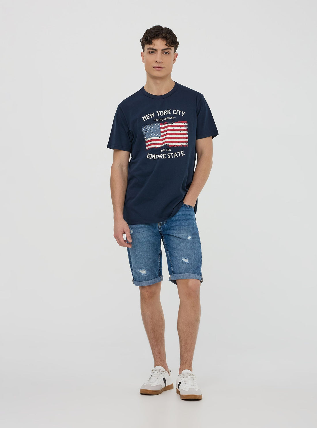 Bermuda in jeans con piccoli strappi