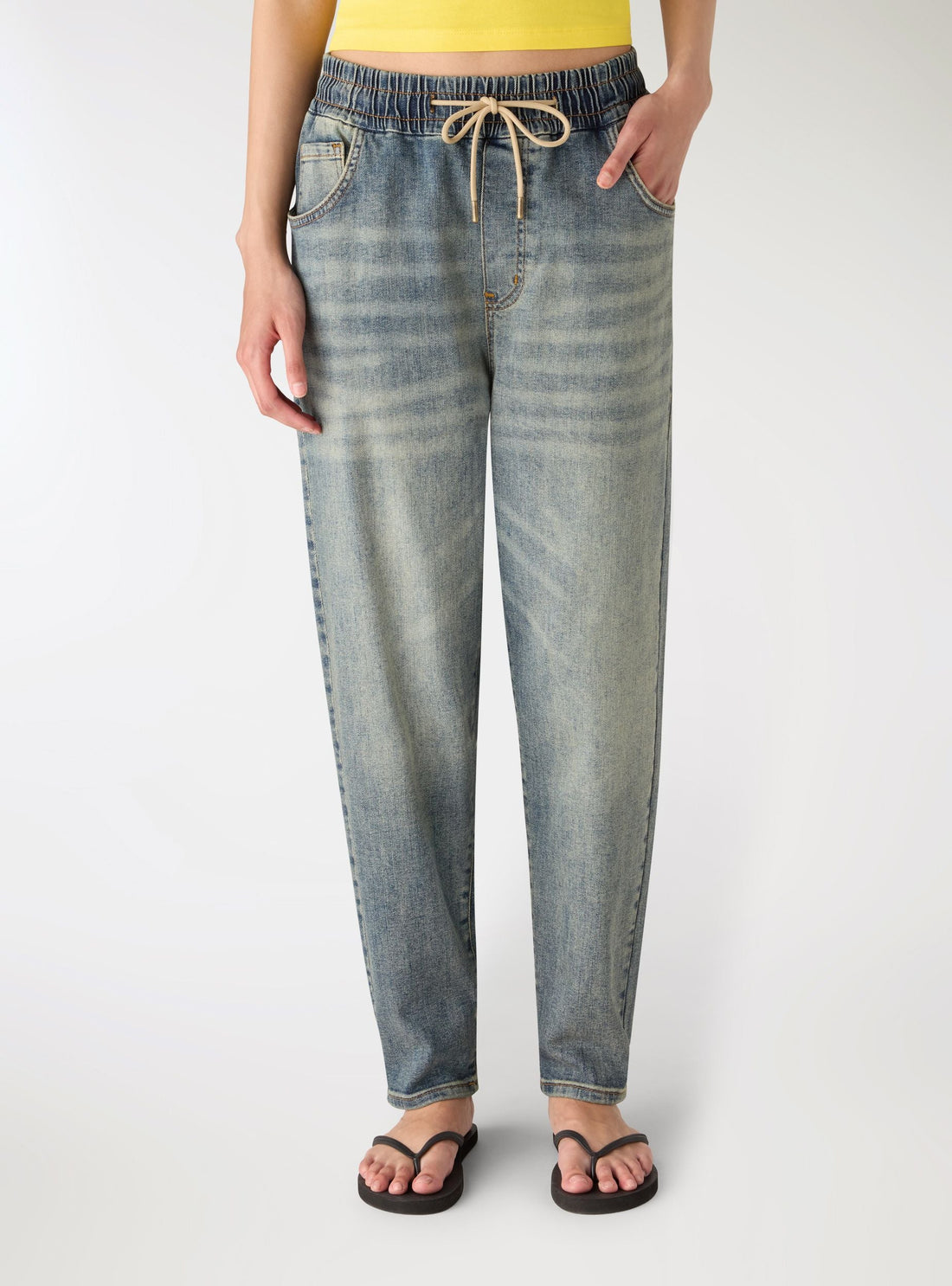 Jeans jogger con vita elasticizzata e coulisse