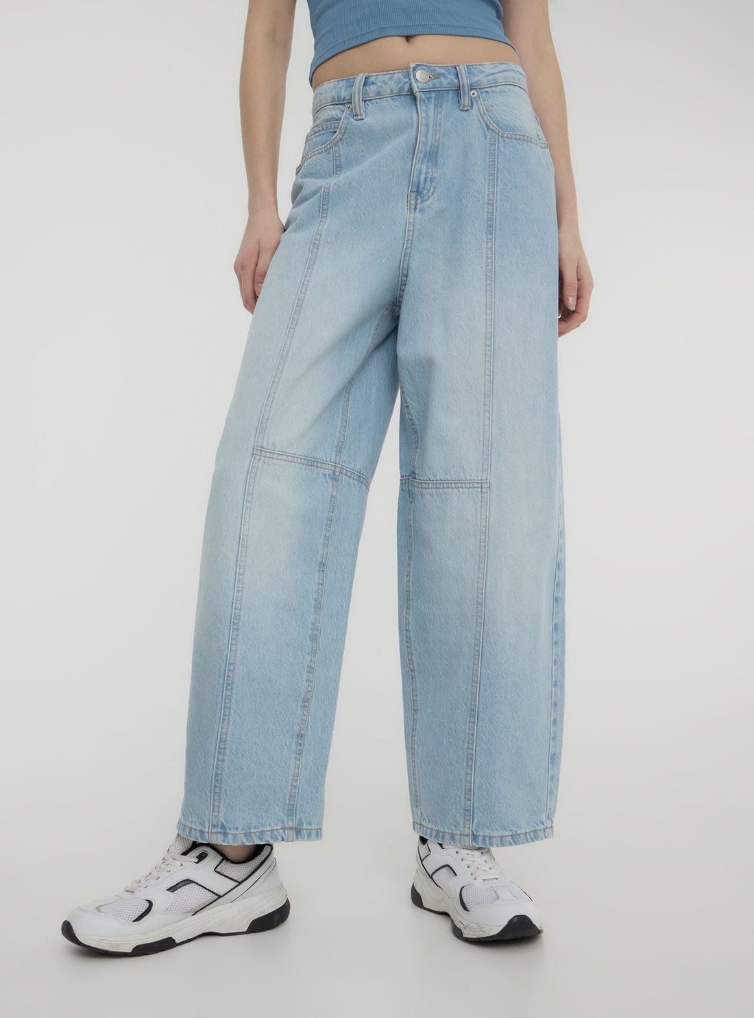 Jeans chiaro balloon con cuciture