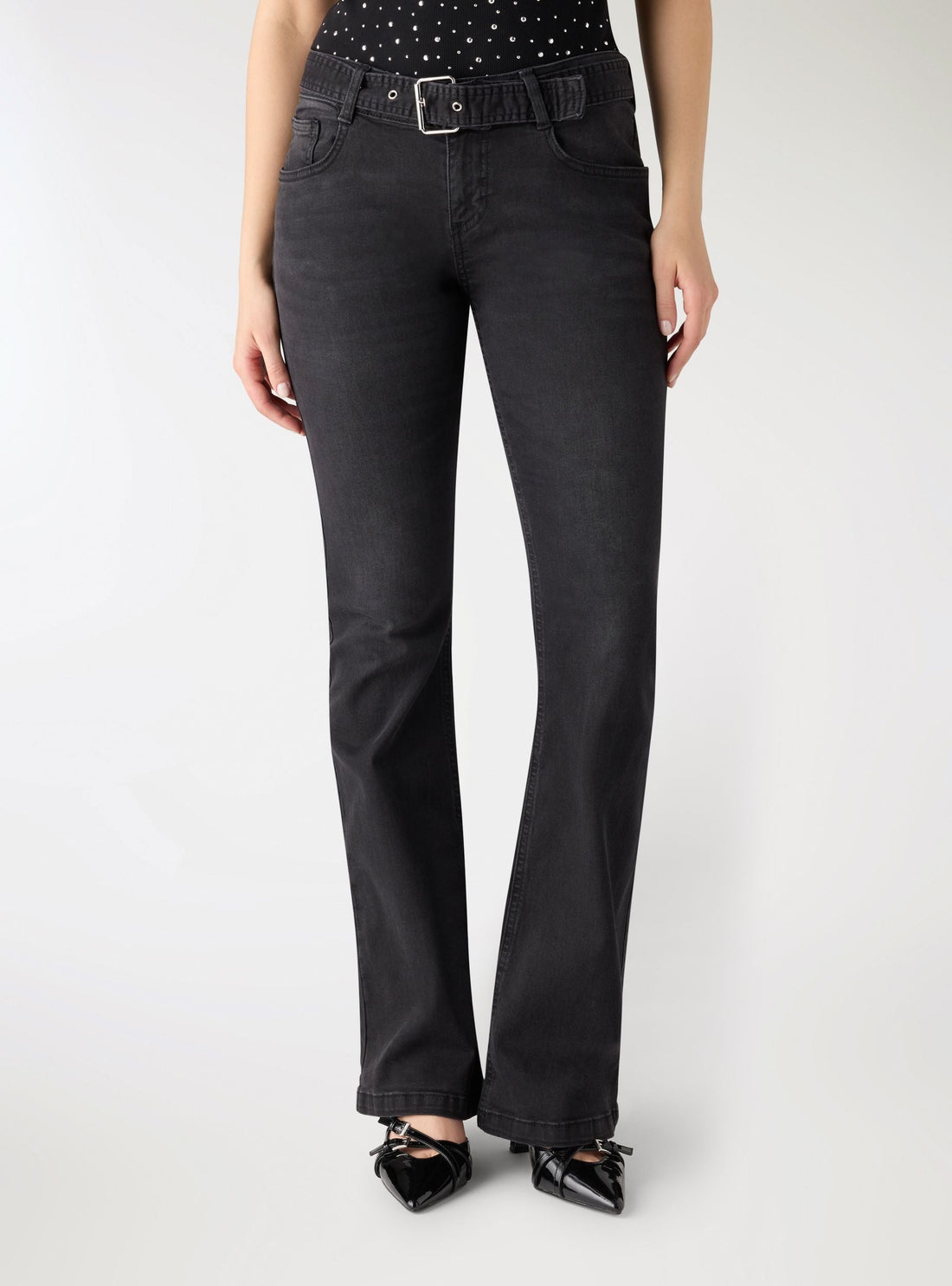 Jeans a zampa vita bassa con cintura