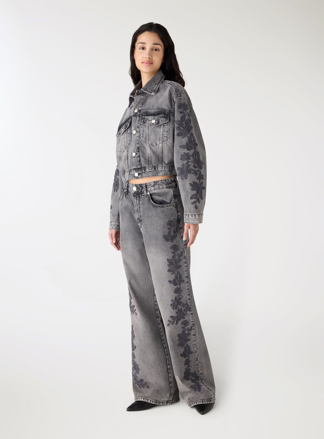 Jeans wide leg con ricamo floreale