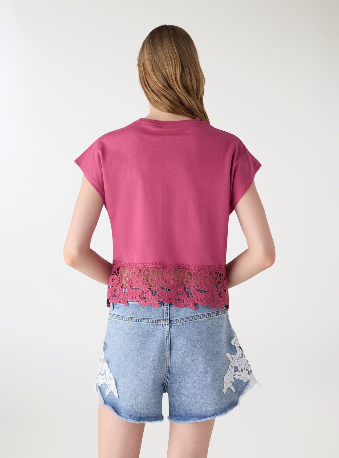 T-shirt crop ampia con bordo macramè