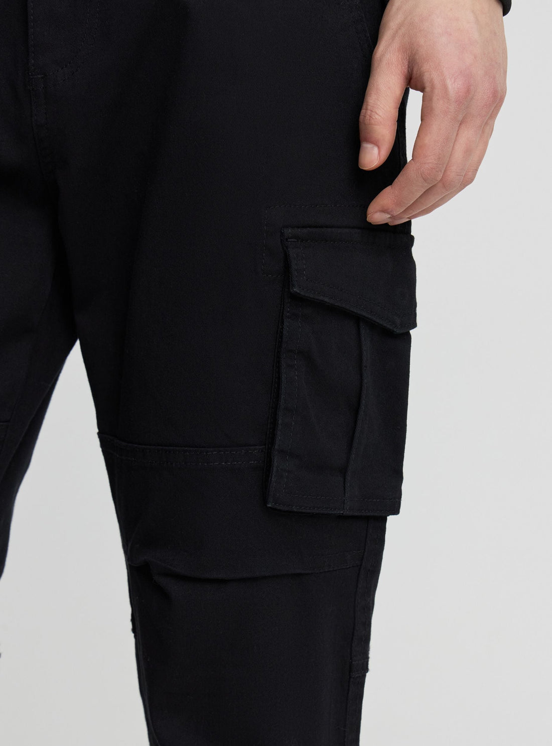 Pantaloni cargo con polsino elastico
