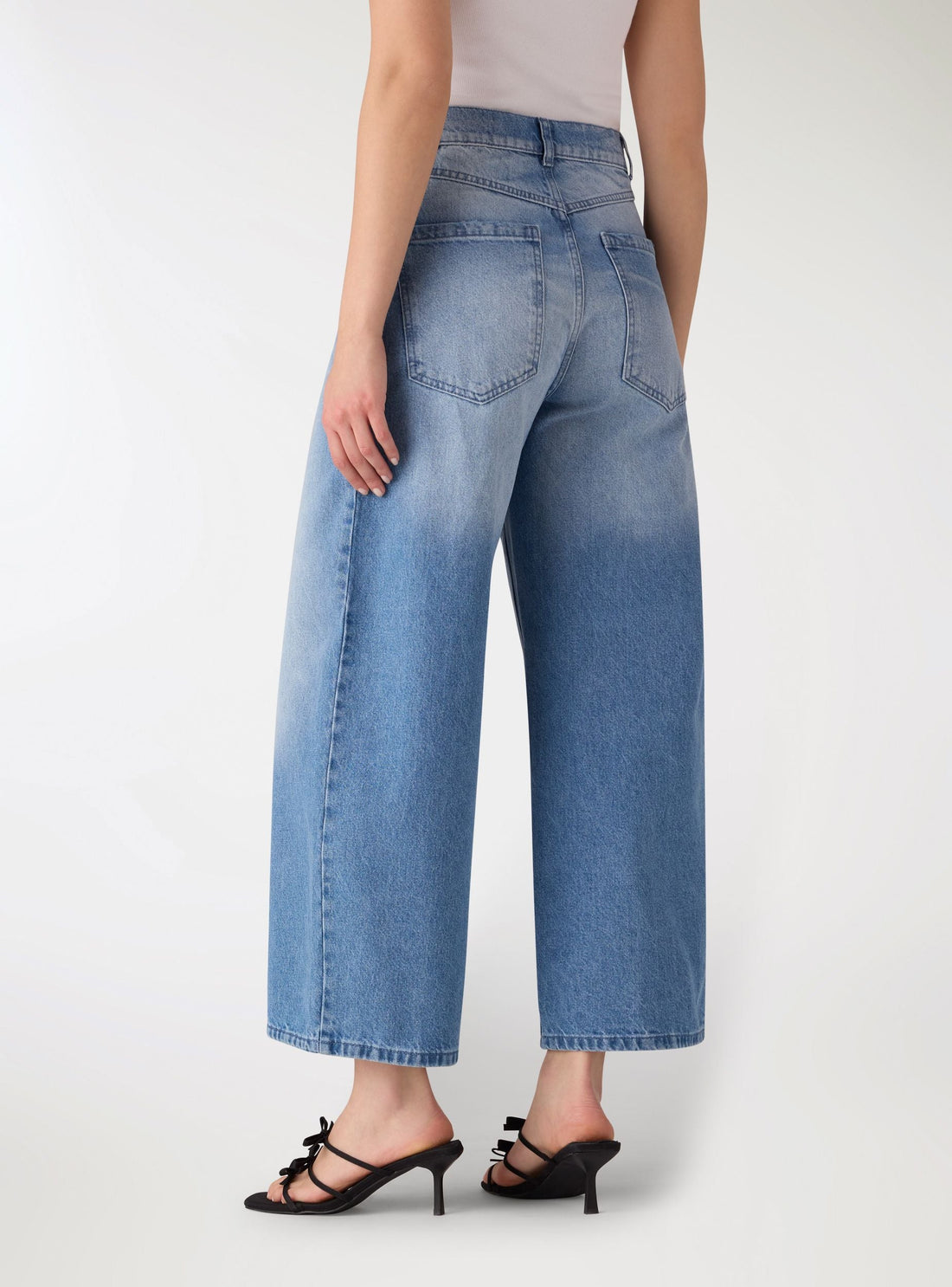 Jeans wide leg con nervatura a tinta unita
