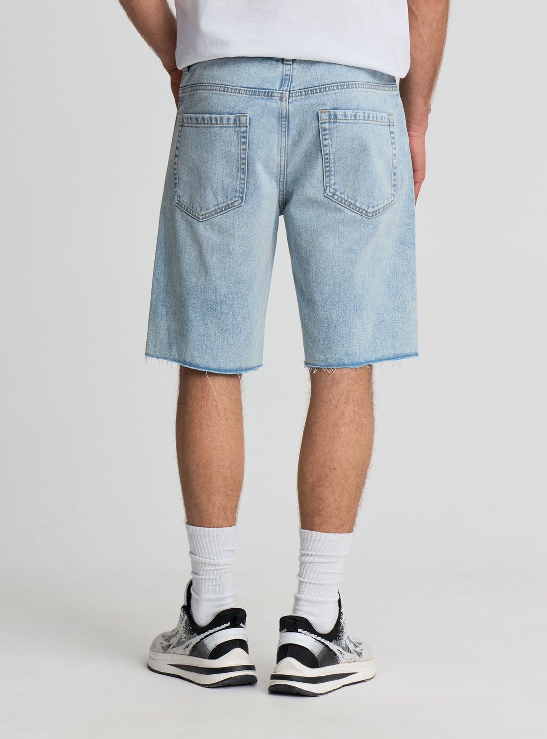 Pantaloncini jeans con strappi e orlo sfrangiato