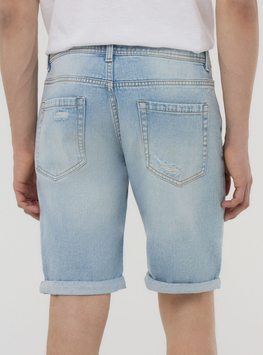 Bermuda di jeans chiari con strappi