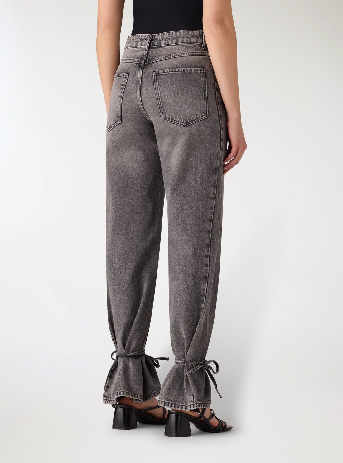 Jeans straight con lacci al fondo