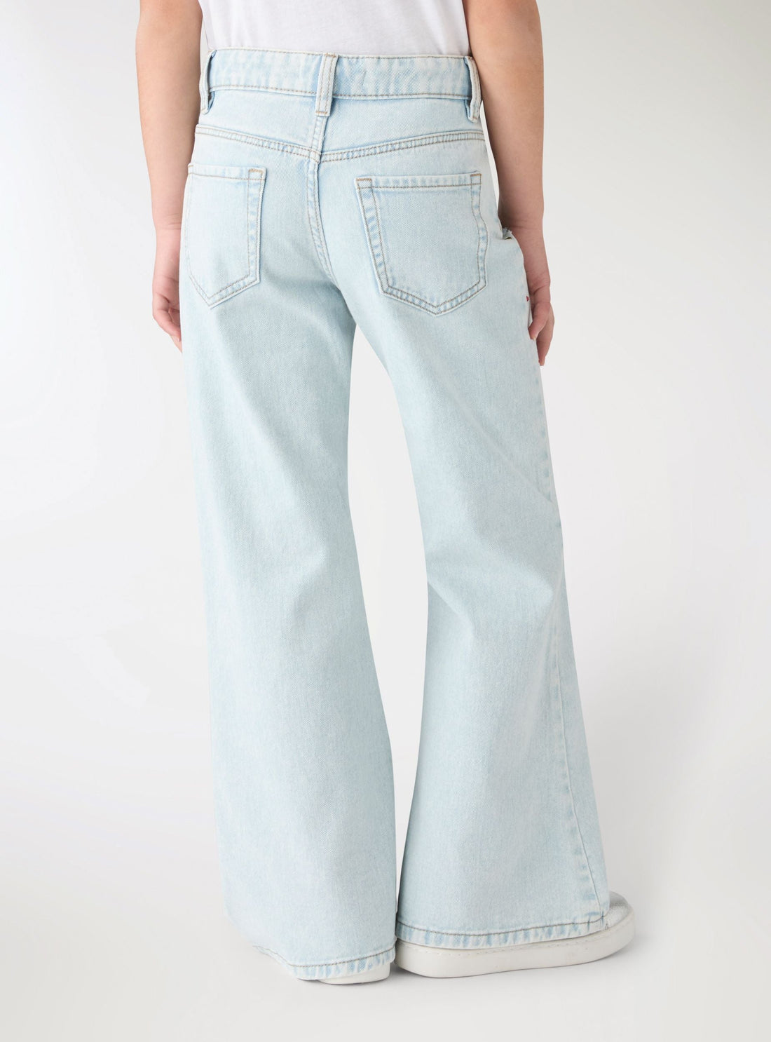 Jeans a zampa con strass e strappi
