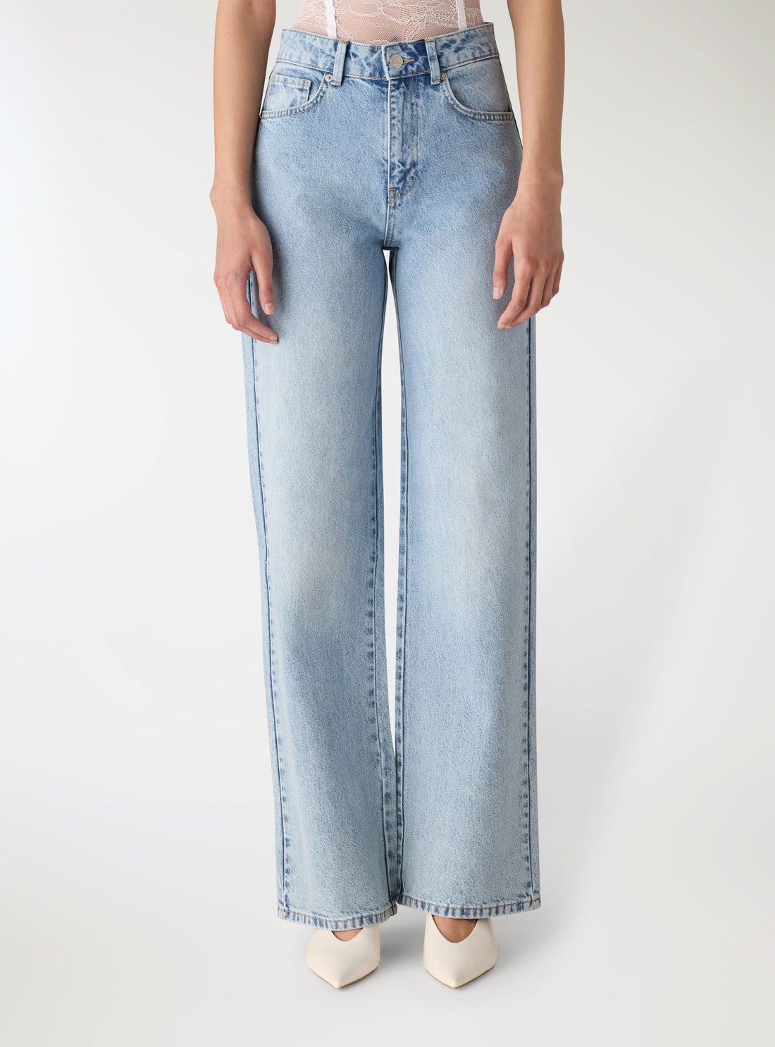 Jeans straight con tasca ricamata