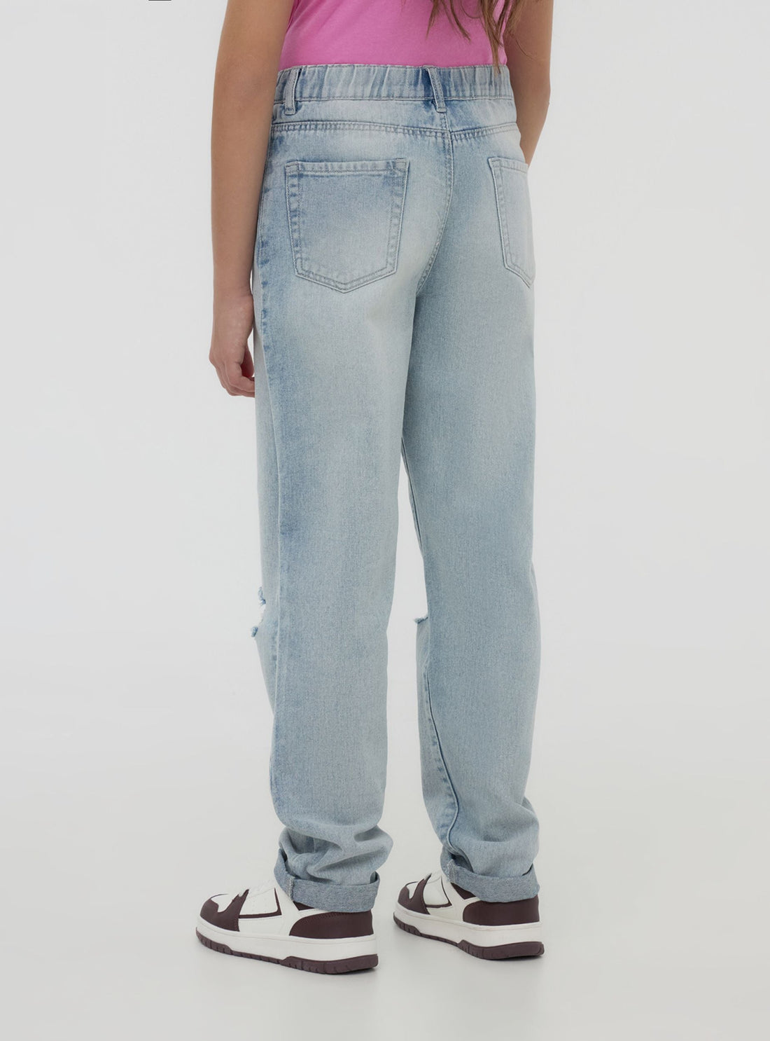 Jeans mom con strappi e stampe stile graffiti