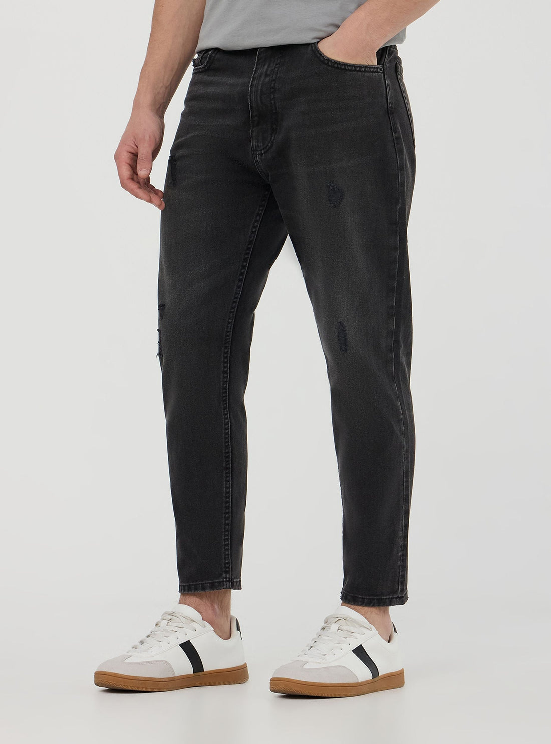 Jeans relaxed con strappi piccoli