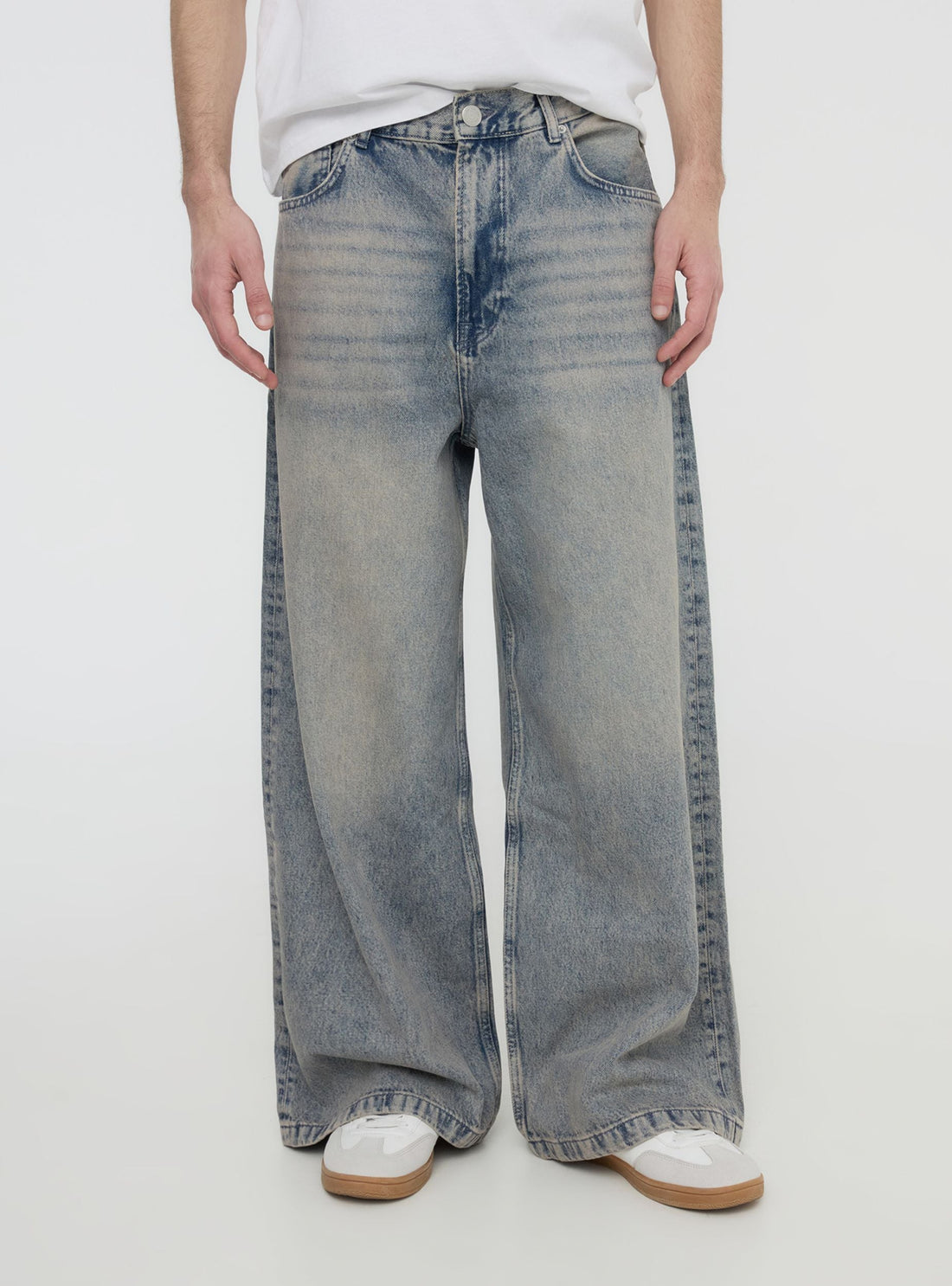 Jeans skater effetto sabbiato