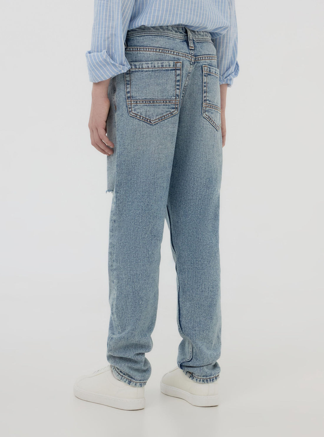 Jeans chiari loose fit con strappi