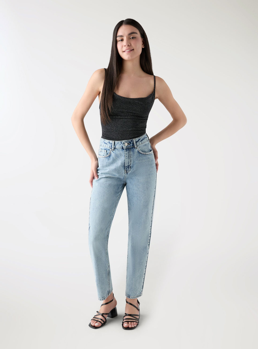 Jeans mom con borchie