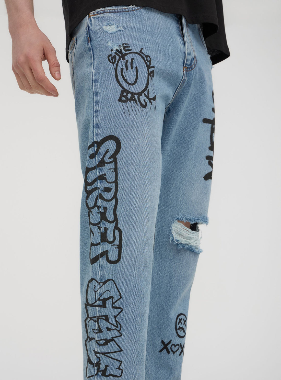 Jeans loose graffiti con strappi