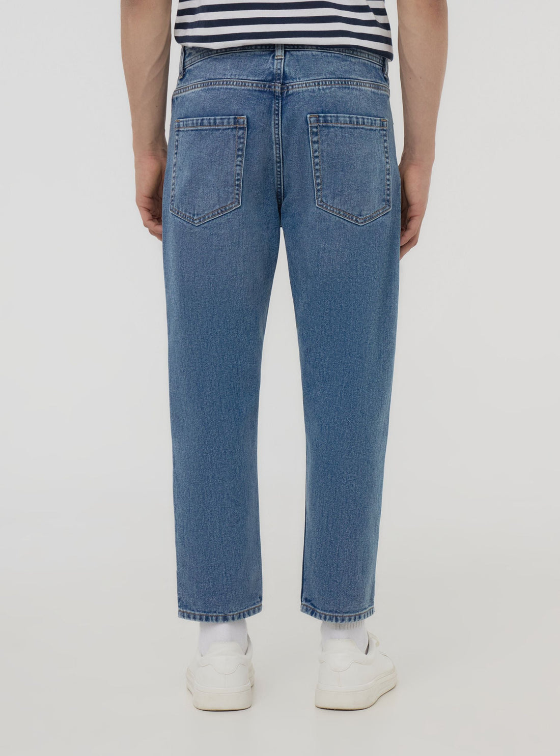 Jeans loose fit con piccoli strappi