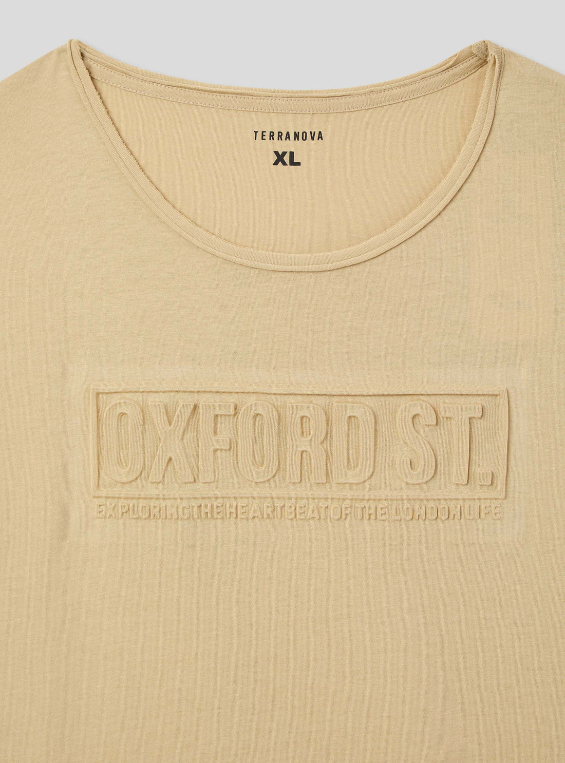 T-shirt taglio vivo con scritta 3D