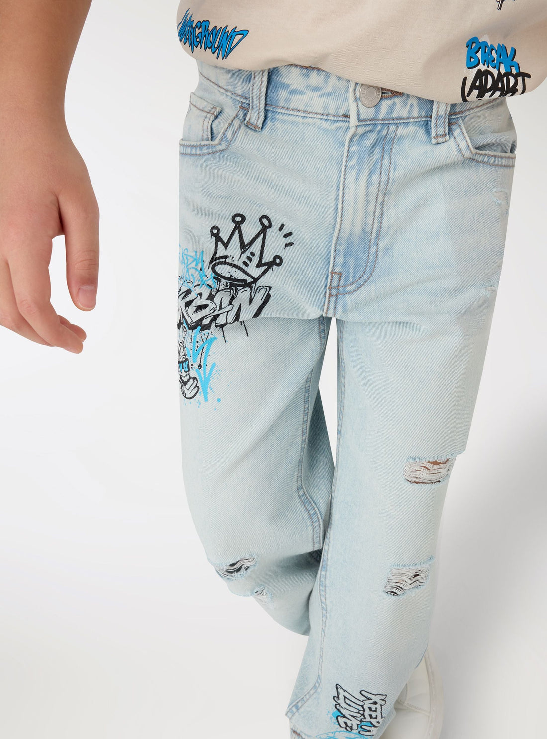 Jeans con stampa graffiti e strappi
